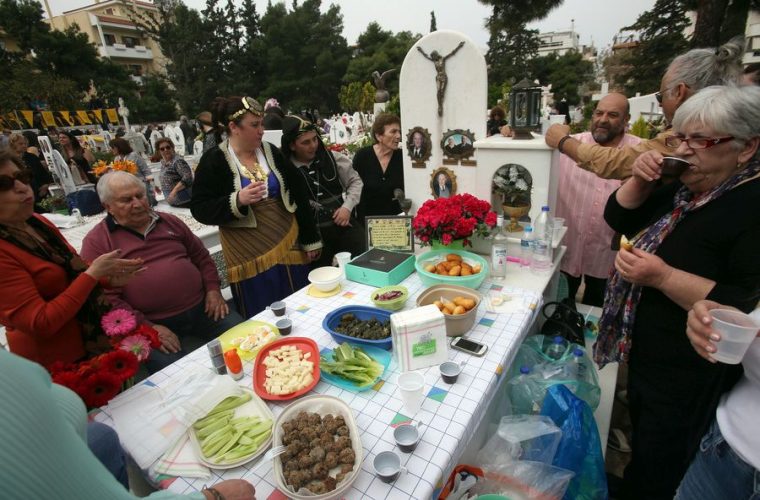 Γιατί οι Πόντιοι τρώνε στους τάφους την Κυριακή του Θωμά; (εικόνες)